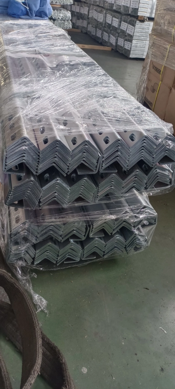 出口电镀锌冲孔角钢，30*30/40*40/50*50，可来图订做