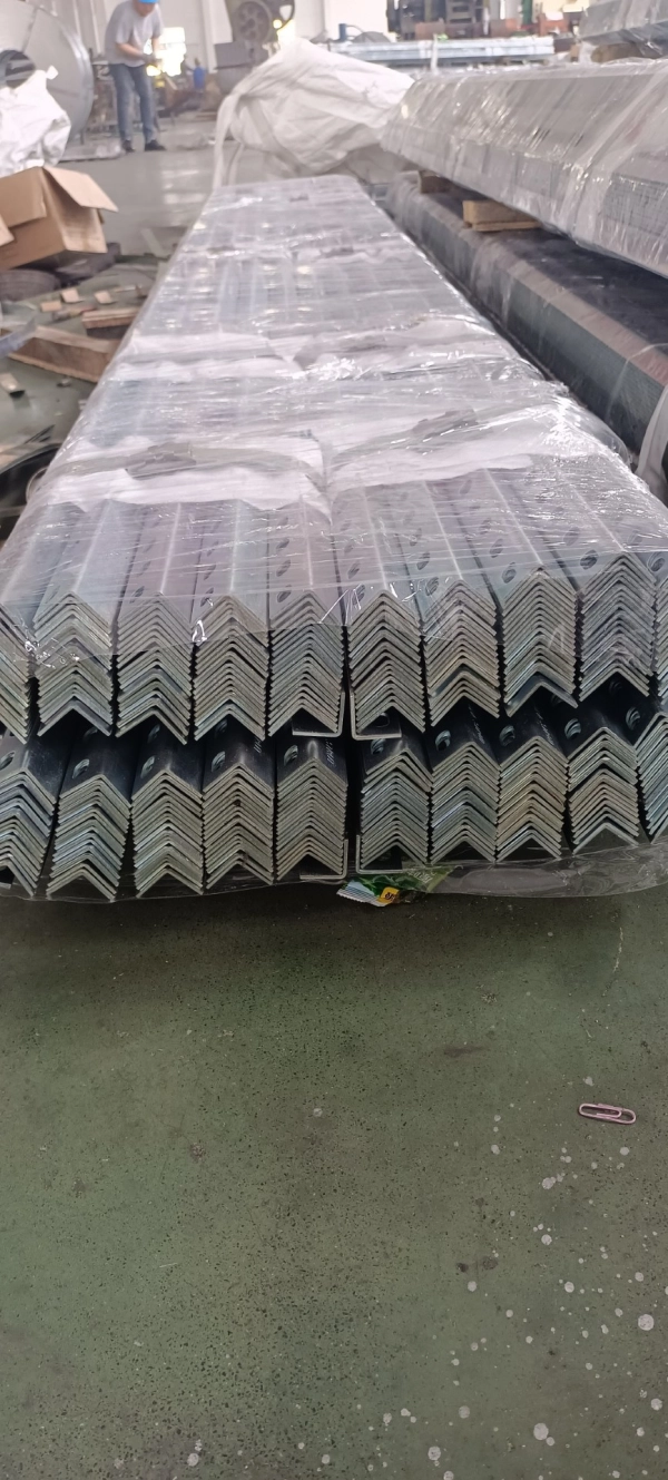 出口电镀锌冲孔角钢，30*30/40*40/50*50，可来图订做